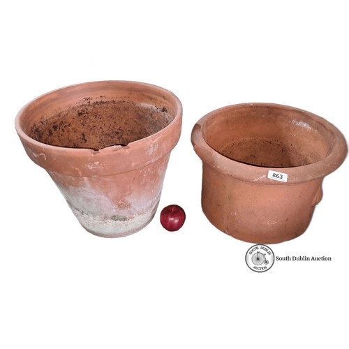 863 - Pair of vintage terracotta garden pots, approximately 40 cm in height and 35 cm in diameter.