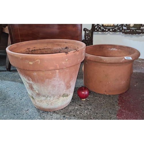 863 - Pair of vintage terracotta garden pots, approximately 40 cm in height and 35 cm in diameter.