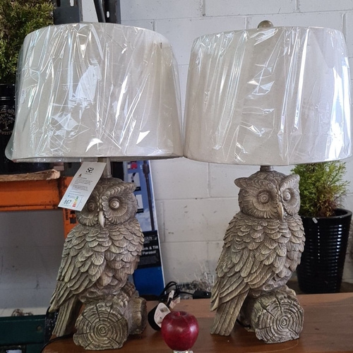 867 - Pair of owl table lamps with textured bases, featuring detailed sculpting. Approximately 65 cm in he... 