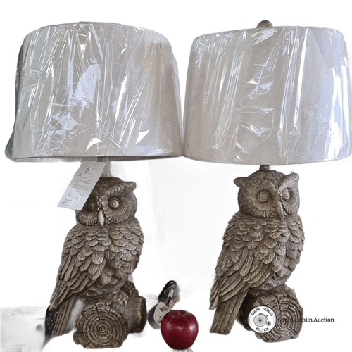 867 - Pair of owl table lamps with textured bases, featuring detailed sculpting. Approximately 65 cm in he... 