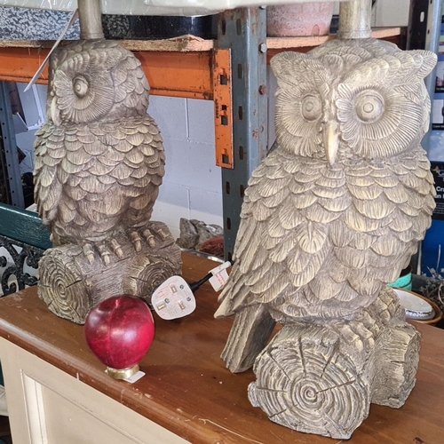 867 - Pair of owl table lamps with textured bases, featuring detailed sculpting. Approximately 65 cm in he... 