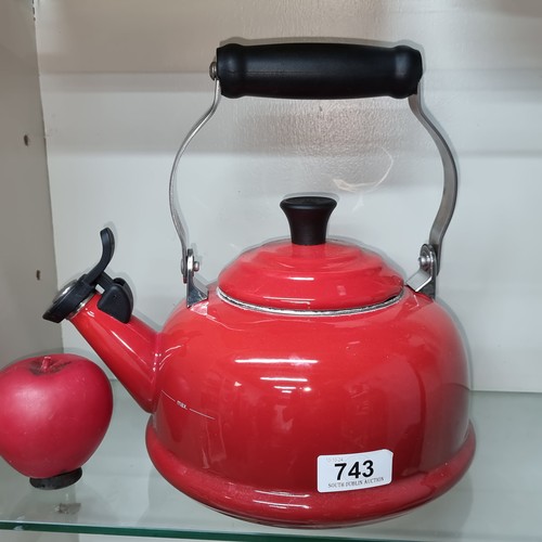 743 - A fantastic example of a Le Creuset stove tea pot in cerise red. In great condition. Similar model r... 