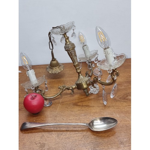 761 - A fabulous vintage three spoke brass candelabra light with faceted droppers. In good condition. Woul... 