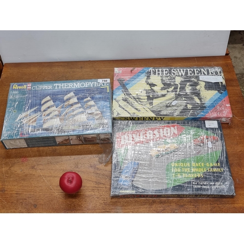 1177 - Two vintage board games. Along with a model of a sailboat (Scale 1:220). 
All complete in original b... 