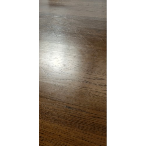 851 - Star lot : A gorgeous oak extendable dining table. This is a lovely piece in great condition. 

MM: ... 