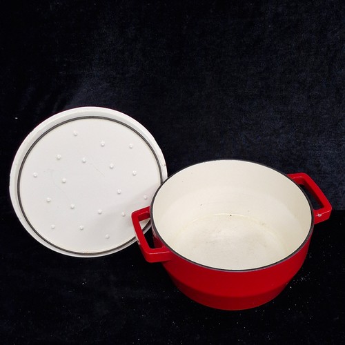 193 - A high quality heavy cast iron Pyrex lidded dish. In very good condition.