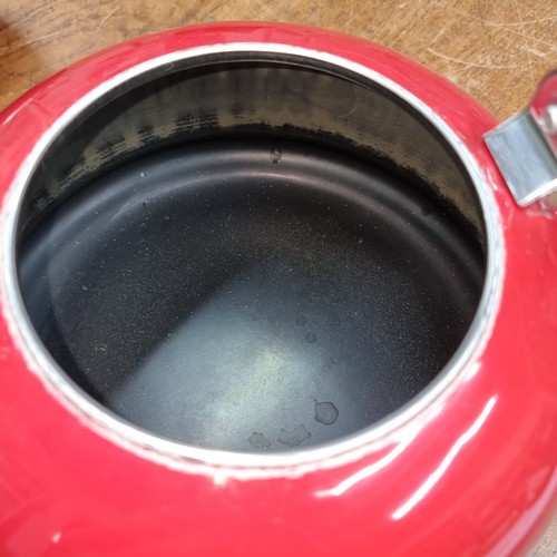 743 - A fantastic example of a Le Creuset stove tea pot in cerise red. In great condition. Similar model r... 