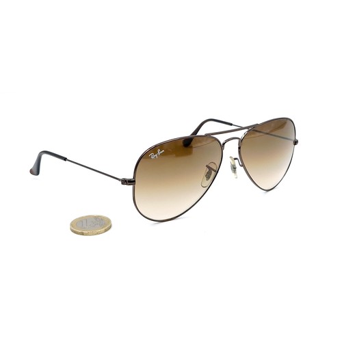 20 - A pair of original  Ray-Ban Made in Italy aviator sunglasses - lenses in good, clean condition. Seri... 