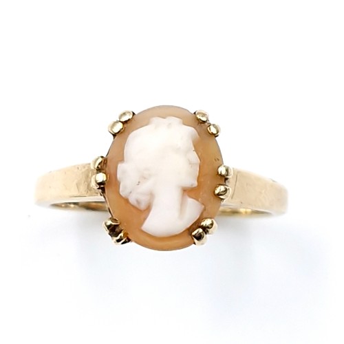 46 - A nine carat gold vintage cameo claw set ring. Size - T. Weight - 3.94 grams. Boxed.