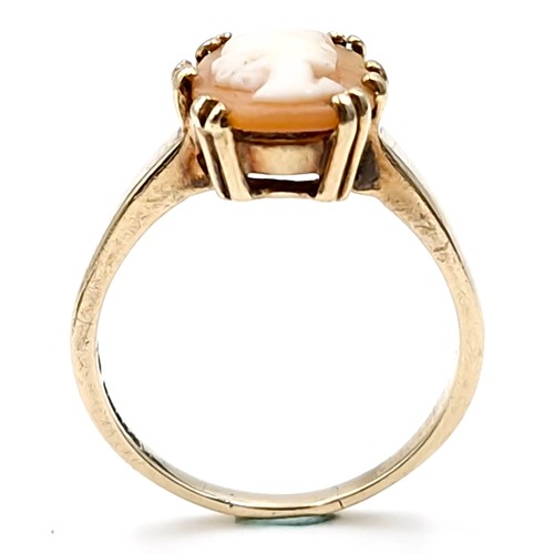 46 - A nine carat gold vintage cameo claw set ring. Size - T. Weight - 3.94 grams. Boxed.