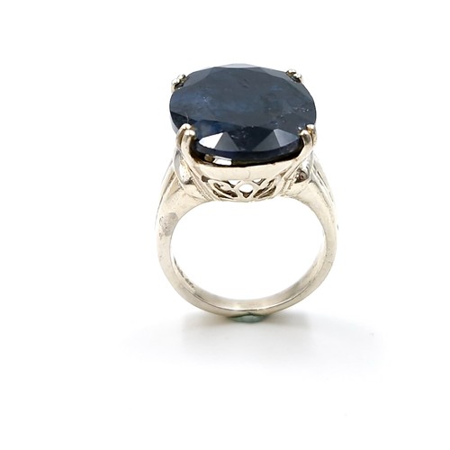 511 - A Natura Sapphire gemstone ring in claw set mount of Sterling Silver. Size - O. Weight - 9.4 grams. ... 