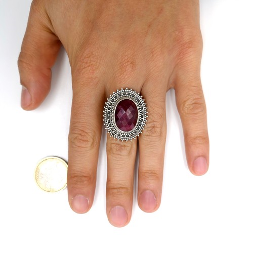 522 - An unusual ruby gemstone ring with inlaid machine cut detailing. Size - O. Weight - 11.42 grams.  Br... 