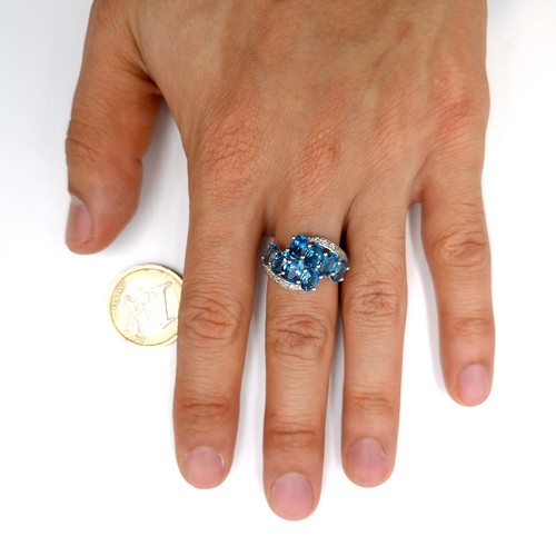 554 - A twin twist eight stone blue topaz ring set in sterling silver with TGGC stamped to band (The Genui... 