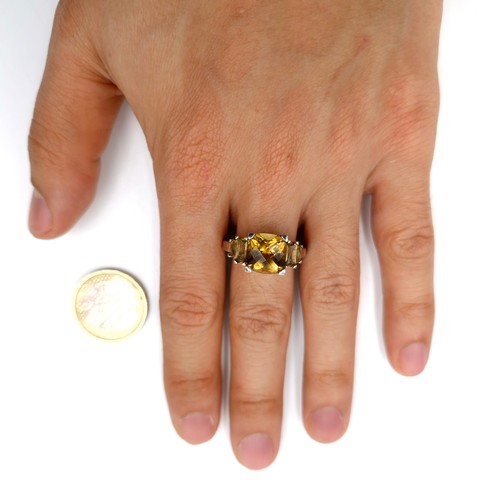 559 - A good example of a Cognac citrine stone ring with large central stone mounted in sterling silver. R... 