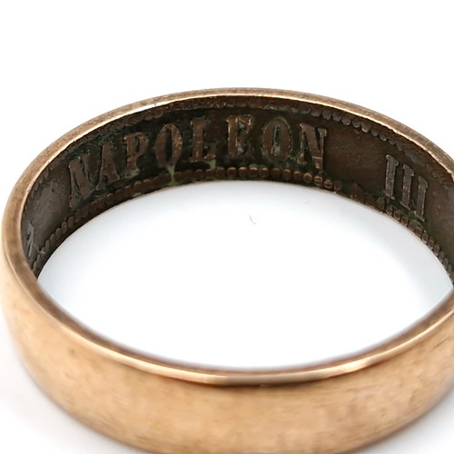 587 - An 1861 Napoleon empire ring stamped to band. Ring size - T. Weight - 2.86 grams. ring is gold plate... 