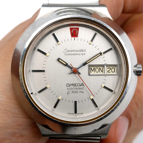 603 - Star lot : A vintage Seamaster Omega Quartz chronometer set with luminous dial, sweep second hand an... 