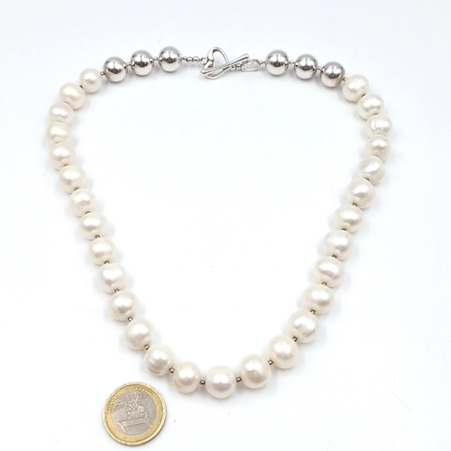 26 - A Ginny D freshwater pearl choker necklace with silver accents & T-bar clasps. Weight - 90 grams.