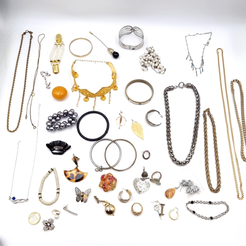 32 - A large collection of assorted jewellery consisting of bangles, necklaces and other items. Total wei... 