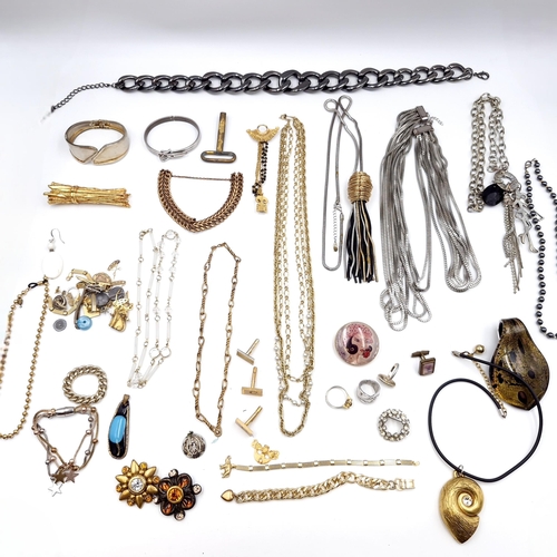 33 - A wide collection of assorted jewellery consisting of bangles, necklaces and other items. Total weig... 