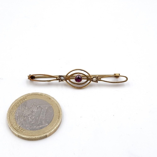 407 - A nine carat gold amethyst and pearl brooch (Marks to clasp). Length - 5 cms. Weight - 1.74 grams. P... 