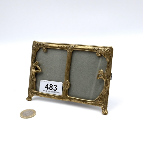 483 - A really nice example of an art nouveau twin mounted brass photograph frame. Internal dimensions: 7 ... 