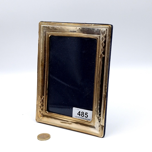 485 - A Sterling silver glazed photo frame with internal dimensions: 14.5 x 9.5 cms. Outer dimensions: 19 ... 