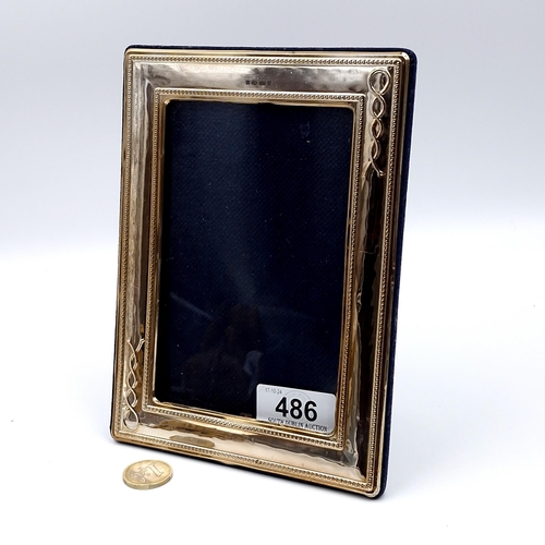 486 - A sterling silver glazed photo frame with internal dimensions: 14.5 x 9.5 cms. Outer dimensions: 19 ... 