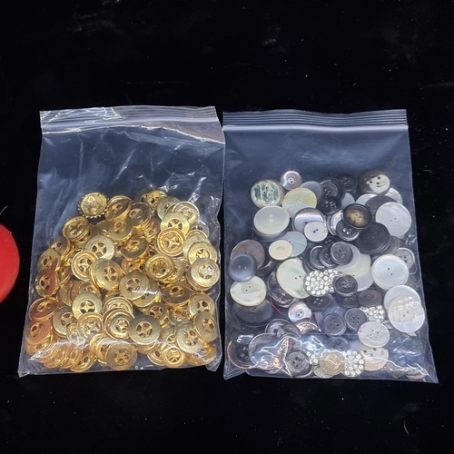 156 - A collection of vintage buttons including a large quantity of gold metal examples along with some ni... 