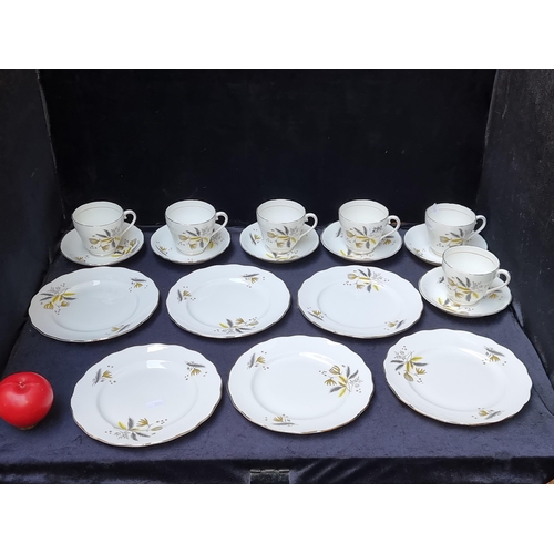 290 - 18 pieces of Colclough bone china including cups, saucers and side plates featuring a foliage design... 