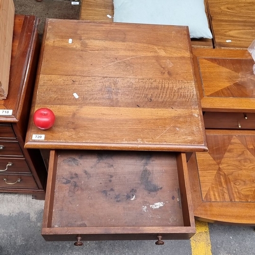 720 - Oak side table with a single drawer and lower shelf. Approximately 60 cm high, 50 cm wide, 50 cm dee... 