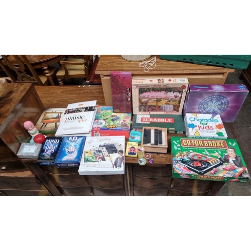 724 - Mixed lot of board games and puzzles including vintage Scrabble by J.W. Spear & Sons. Assorted theme... 