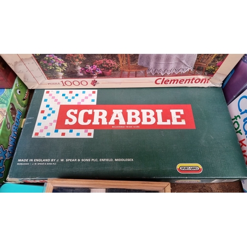 724 - Mixed lot of board games and puzzles including vintage Scrabble by J.W. Spear & Sons. Assorted theme... 