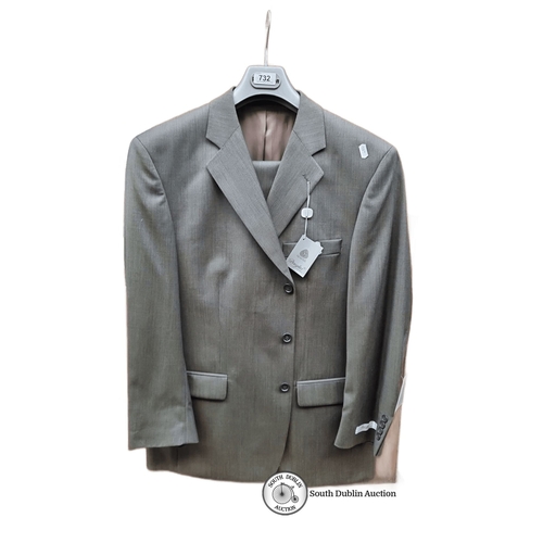 732 - A brand new 1005 Wool single breasted Douglas  Tailored suit in taupe featuring a formal cut with no... 