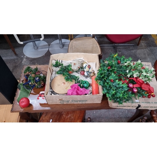 744 - Vintage Christmas decor box containing assorted ornaments and garlands with floral decoration motifs... 