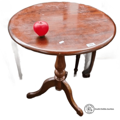 762 - Round mahogany pedestal side table with an elegant tripod base. Approximately 45 cm in height and 35... 