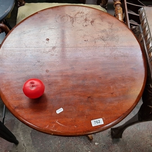 762 - Round mahogany pedestal side table with an elegant tripod base. Approximately 45 cm in height and 35... 