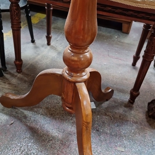 762 - Round mahogany pedestal side table with an elegant tripod base. Approximately 45 cm in height and 35... 
