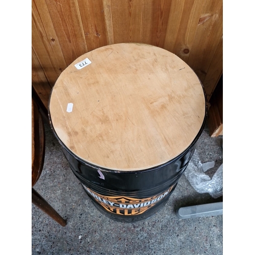773 - Metal barrel with a wooden top, approximately 60 cm in height and 40 cm in diameter.