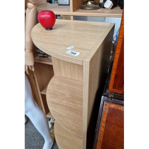 780 - Corner shelving unit, light oak finish. Approximately 90 cm tall, 45 cm wide, 30 cm deep. Features t... 