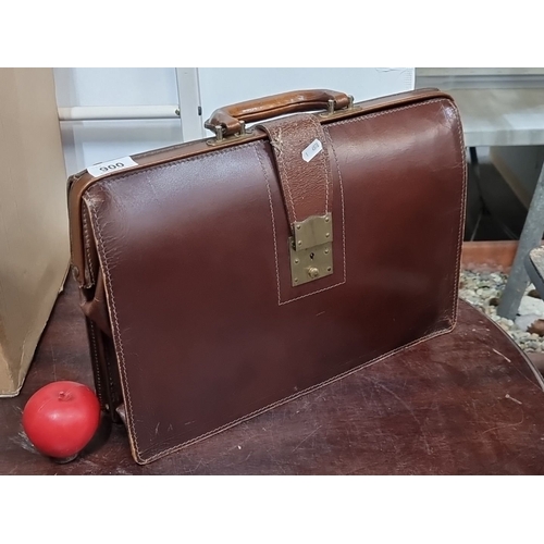 900 - A vintage brown leather brief case with brass hardware. In nice clean condition.