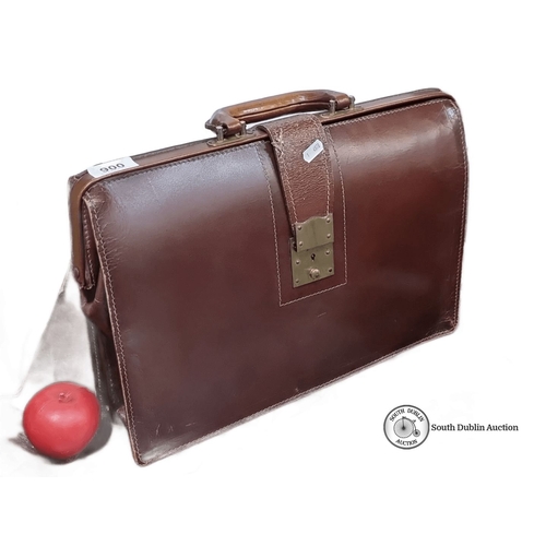 900 - A vintage brown leather brief case with brass hardware. In nice clean condition.