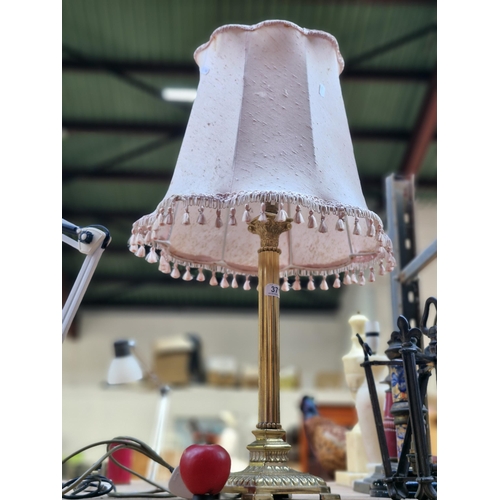 371 - A very pretty vintage brass table lamp featuring a Corinthian column terminating onto a square foote... 