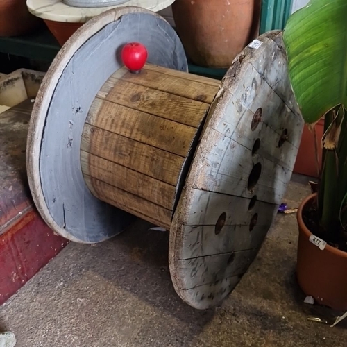 1075 - Large wooden industrial cable spool, approximately 75 cm in diameter and 60 cm in height.