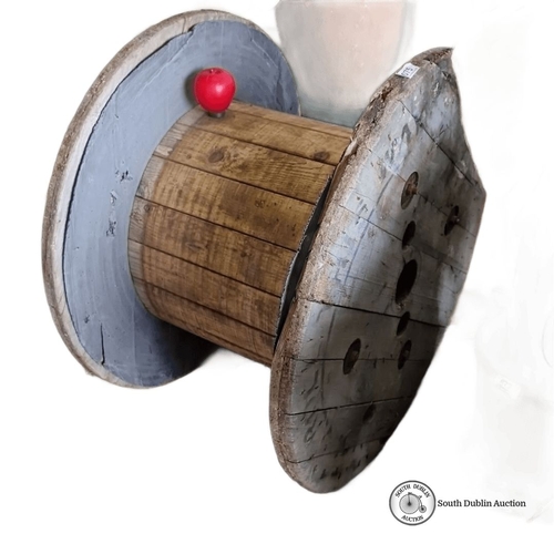 1075 - Large wooden industrial cable spool, approximately 75 cm in diameter and 60 cm in height.