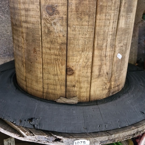 1075 - Large wooden industrial cable spool, approximately 75 cm in diameter and 60 cm in height.