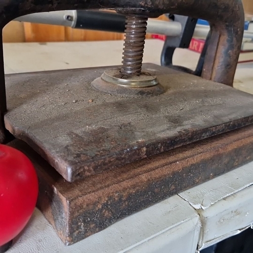 1080 - Star lot : Cast iron book press with wooden base from the Victorian era. Approximately 12 inches wid... 