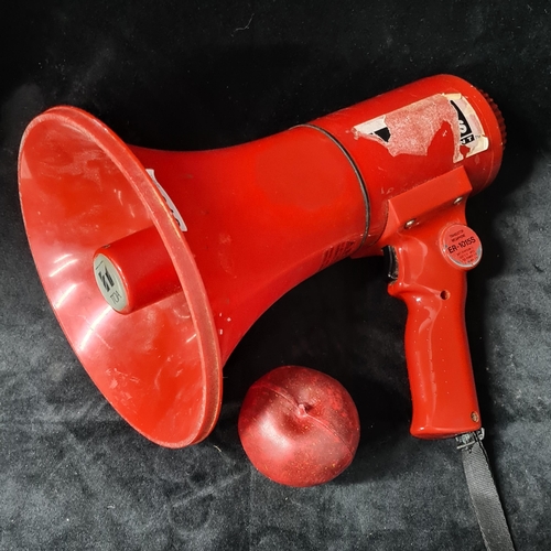 1010 - A Japanese made TOA transistor megaphone model ER-1015S