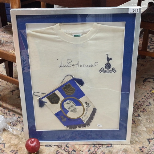 1019 - Star lot : A fantastic framed Tottenham Hotspur 1961 FA Cup final replica shirt, hand signed by the ... 