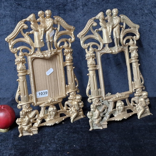 1039 - A fabulous pair of heavy cast metal antique style ornate picture frames in a gilt finish featuring f... 