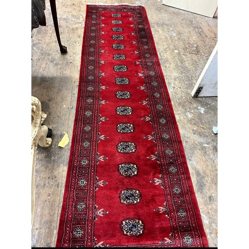 1220 - Star lot : A fabulous genuine Pakistan hand knotted 100% wool runner In red and and cream..305cm x 8... 